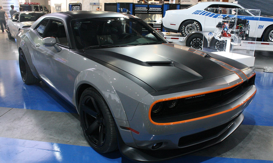 Автомобильный салон в Лас-Вегасе: Dodge Challenger GT AWD Dodge Challenger GT AWD