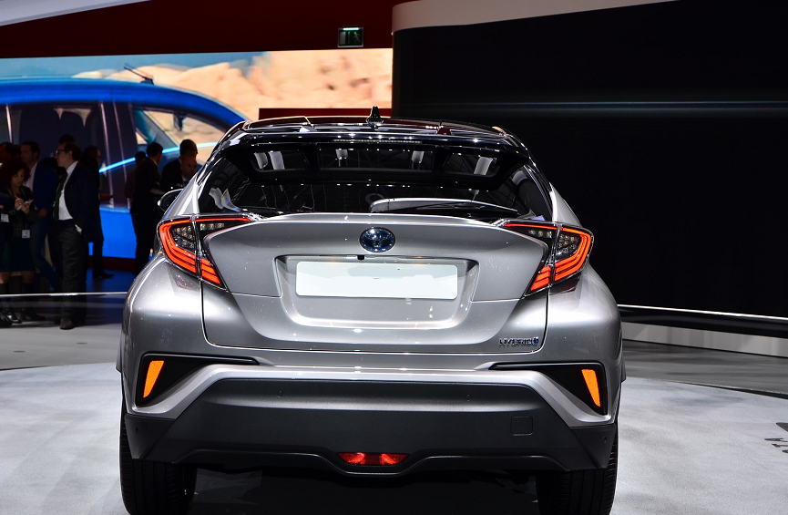 №3 Новая Toyota C-HR появится в продаже уже следующей весной Toyota C-HR 3