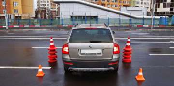 Как правильно заезжать в гараж задним ходом. Пошаговая инструкция с видео