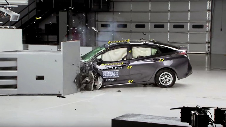 Новый Toyota Prius прошел тесты от IIHS Toyota Prius
